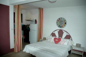 Un dormitorio con una cama blanca con dos corazones. en Studios "Villa Coeur sur Mer", en La Croix-Valmer