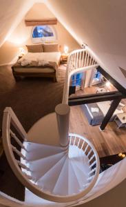 Zimmer mit einem Bett und einer Wendeltreppe in der Unterkunft TOP CityLine Klassik Altstadt Hotel Lübeck in Lübeck