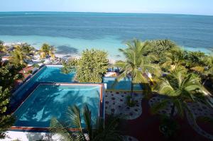 Bazén v ubytování Hotel Maya Caribe Faranda Cancún nebo v jeho okolí