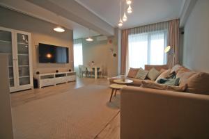 un soggiorno con divano e TV di Sea View Mamaia a Mamaia