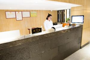 Členové personálu v ubytování Guangzhou Hongcheng Hotel