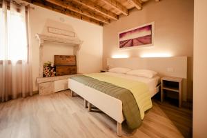1 dormitorio con 1 cama grande y espejo en Casa Bassetto, en Longare