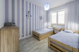 mały pokój z 2 łóżkami i oknem w obiekcie Apartament Żeglarska U2 w mieście Giżycko