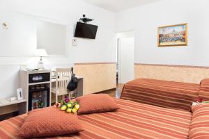 pokój hotelowy z 2 łóżkami i telewizorem w obiekcie Domus Giulia w Rzymie