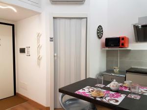 małą kuchnię ze stołem z jedzeniem w obiekcie NoMapartments Il Viaggiatore w Trapani