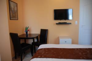 Televízia a/alebo spoločenská miestnosť v ubytovaní Joy Guesthouse