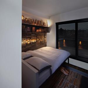 - une chambre avec un grand lit et une fenêtre dans l'établissement Mini Loft ULB DELTA area with terrace, à Bruxelles