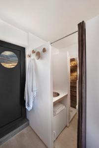 y baño con armario blanco y espejo. en Mini Loft ULB DELTA area with terrace en Bruselas