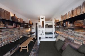 una habitación con sofá y algunas estanterías en Mini Loft ULB DELTA area with terrace, en Bruselas