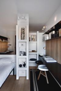 ein Schlafzimmer mit einem Bett und einem Schreibtisch. in der Unterkunft Mini Loft ULB DELTA area with terrace in Brüssel
