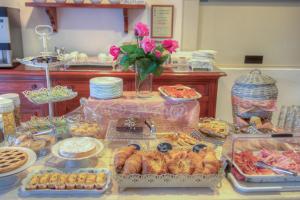 un buffet con muchos tipos diferentes de comida en una mesa en Hotel Noris, en Finale Ligure