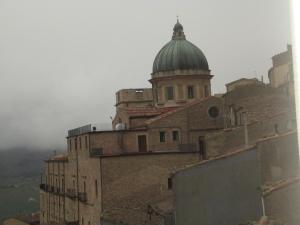 um edifício com uma cúpula em cima em Casa e Putia em Gangi