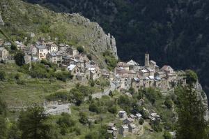 un village sur le flanc d'une montagne dans l'établissement B&B Le Rupicapra, à Roubion