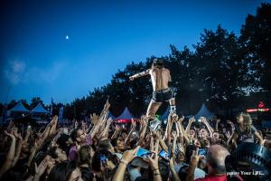 Une foule de gens avec les mains en l'air à un concert dans l'établissement ibis budget Brive La Gaillarde, à Brive-la-Gaillarde