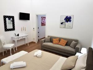 salon z kanapą i stołem w obiekcie NoMapartments Il Viaggiatore w Trapani