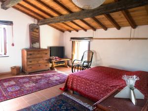 una camera con 2 letti e un soffitto in legno di Casa La Valle, Gubbio, Frazione Santa Cristina a Gubbio
