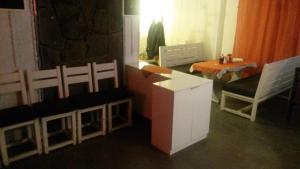 サパレヴァ・バニャにあるGuest House Khizhina - Easy Homeのソファ、テーブル、椅子が備わる客室です。