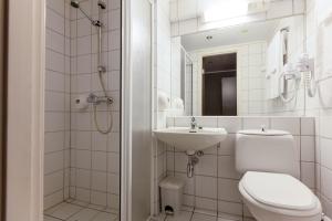 Koupelna v ubytování F2 Hotel + 19 fotografií