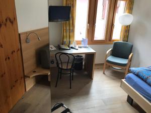 TV in/ali zabaviščno središče v nastanitvi Hotel Restaurant Kulm