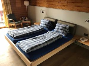 Ein Bett oder Betten in einem Zimmer der Unterkunft Hotel Restaurant Kulm