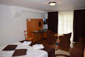 a hotel room with a bed and a desk at Casa VIV in Kiril