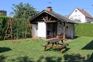 a picnic table in the yard of a house at Ferienhaus Raue in Sulzbach