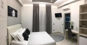 a bedroom with a bed and a desk in a room at EVA affittacamere in La Spezia