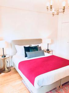 1 dormitorio con 1 cama grande con manta roja en Oporto Chic&Cozy - S. Bento en Oporto