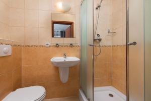 ヤストシェンビャ・グラにあるWilla Octaviaのバスルーム(トイレ、洗面台、シャワー付)