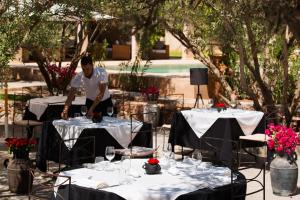 Επισκέπτες που μένουν στο The Capaldi Hotel, Restaurant & Spa
