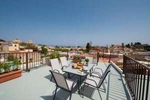 d'une terrasse avec une table et des chaises sur un balcon. dans l'établissement Emerald Dream House, à Rhodes