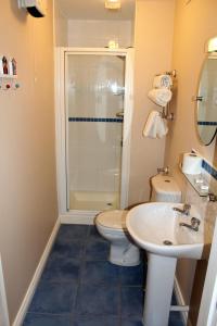 Phòng tắm tại Wild Atlantic Accommodation 18 Glenveagh Court