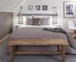 Schlafzimmer mit einem großen Bett und einem Holztisch in der Unterkunft Cosy Cottage in Bourbourg