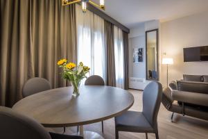 A television and/or entertainment centre at Blu Notte Guest House