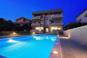 Bazén v ubytování Luxury Apartments SIKIRIC with Fantastic View on the sea nebo v jeho okolí
