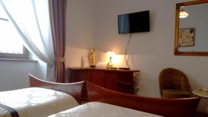 Łóżko lub łóżka w pokoju w obiekcie Hotel Bristol