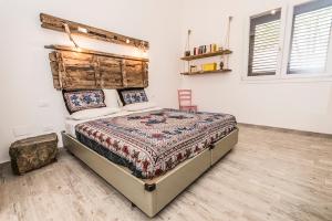 マティーノにあるFaber Fecit - Relax by Natureのベッドルーム1室(木製ヘッドボード付きのベッド1台付)