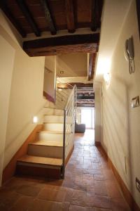 un pasillo con escaleras en una casa en Mezzanino L Palazzo Gagnoni Grugni, en Montepulciano