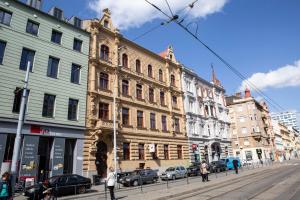un gruppo di edifici su una strada cittadina di EURO APARTMENTS LIDICKÁ 39 BRNO a Brno