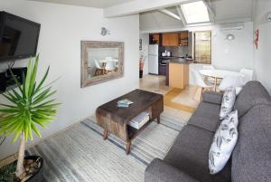 Kuchyň nebo kuchyňský kout v ubytování Hibiscus Hideaway - Stay Waiheke