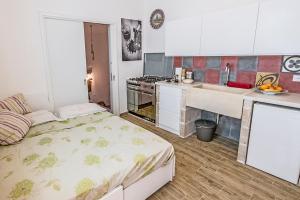 małą kuchnię z łóżkiem w pokoju w obiekcie Faber Fecit - Relax by Nature w mieście Matino +21 zdjęć