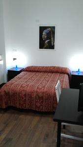 a bedroom with a bed and a picture on the wall at foresteriareartu in Mortara