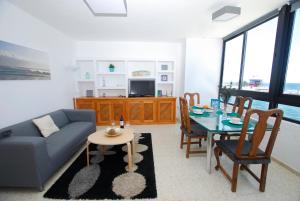 una sala de estar con un sofá y una mesa en Casa Pura, en Arrieta