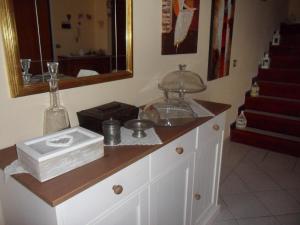 オルビアにあるB&B A CASA DI MONICAのバスルーム(洗面台、鏡付)