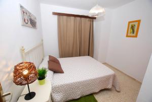 - une petite chambre avec un lit et une lampe dans l'établissement Casa Pura, à Arrieta