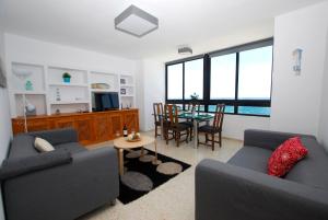 Una sala de estar con dos sofás y una mesa. en Casa Pura, en Arrieta