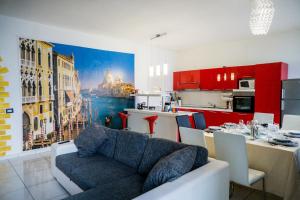 ein Wohnzimmer mit einem Sofa und einer Küche in der Unterkunft Angolo Paradiso - Lago di Como in Valbrona