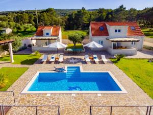 uma vista aérea de uma casa com piscina em Villa Mis em Supetar