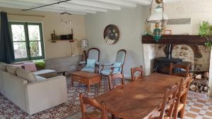 フランキュイユにあるgite rural chenonceauxのリビングルーム(木製テーブル、暖炉付)