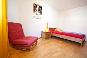 ミュンヘンにあるOktoberfestのベッドと椅子付きの小さな部屋です。